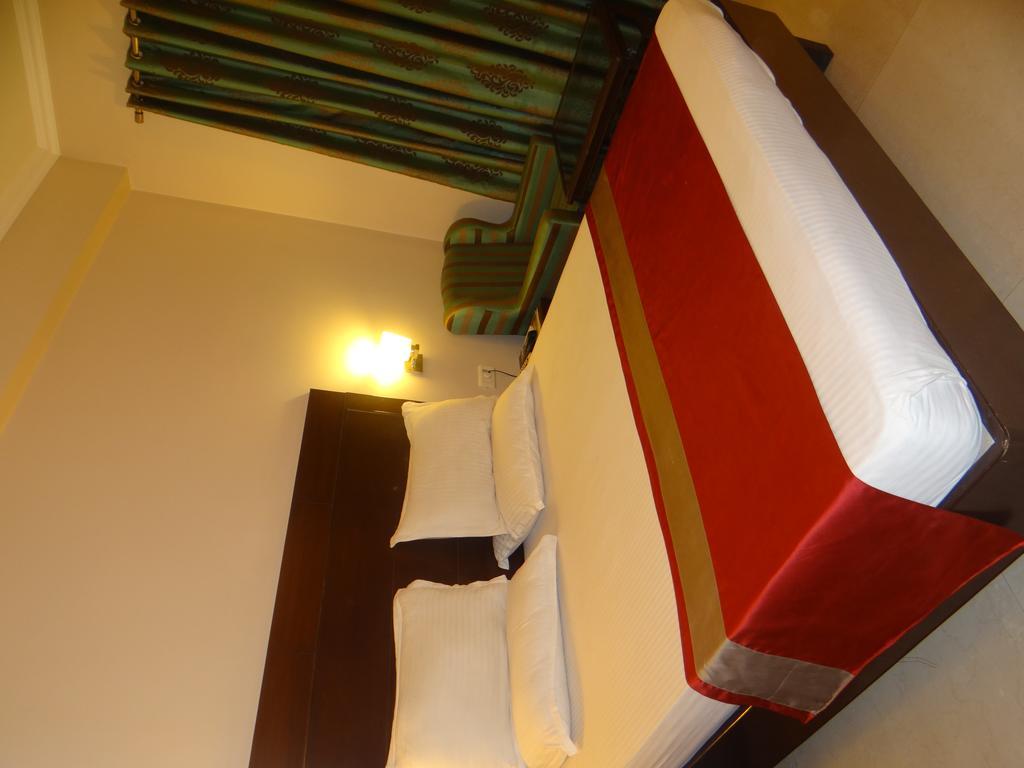 Hotel Janhvi International Waranasi Zewnętrze zdjęcie